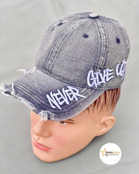 Casquette tendance messages brodés