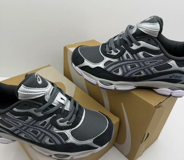 Chaussures de course légères Asics