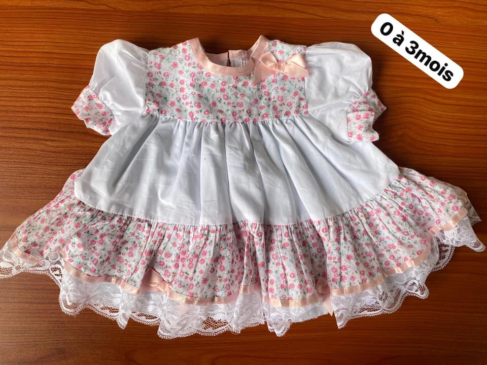 robe de fête avec fleurs et dentelle.