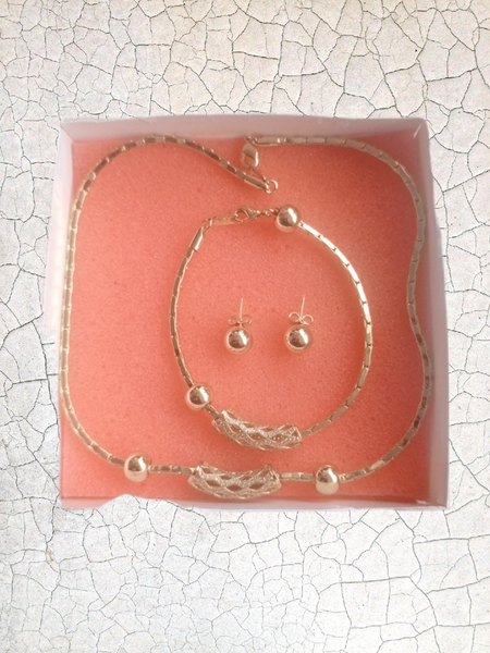 Élégant ensemble de bijoux dorés