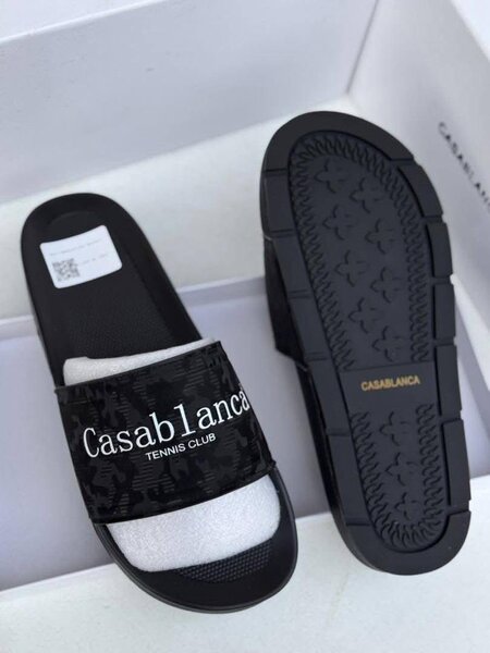 Claquettes noires élégantes