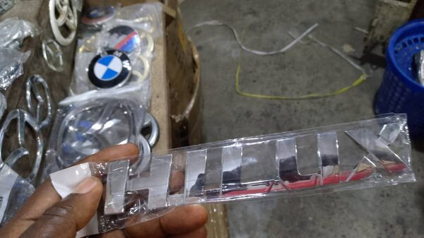 Insigne chrome Hilux voiture