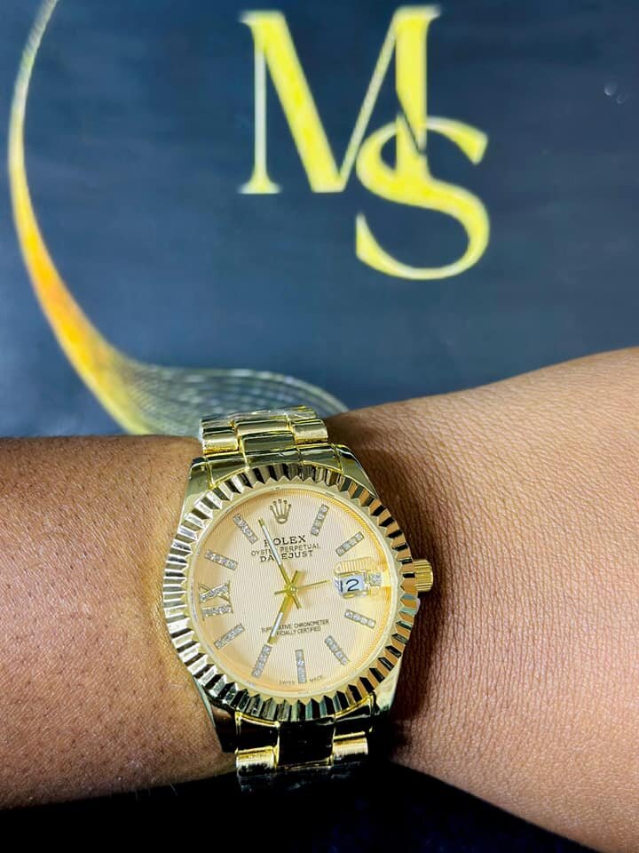 Women's wristwatch with metal bracelet