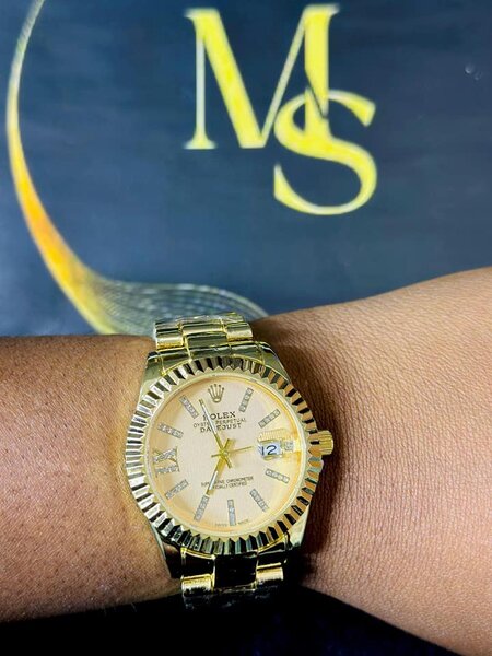 Women's wristwatch with metal bracelet