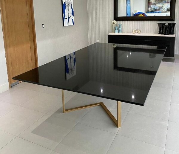 Table basse en verre noir avec pieds en métal doré