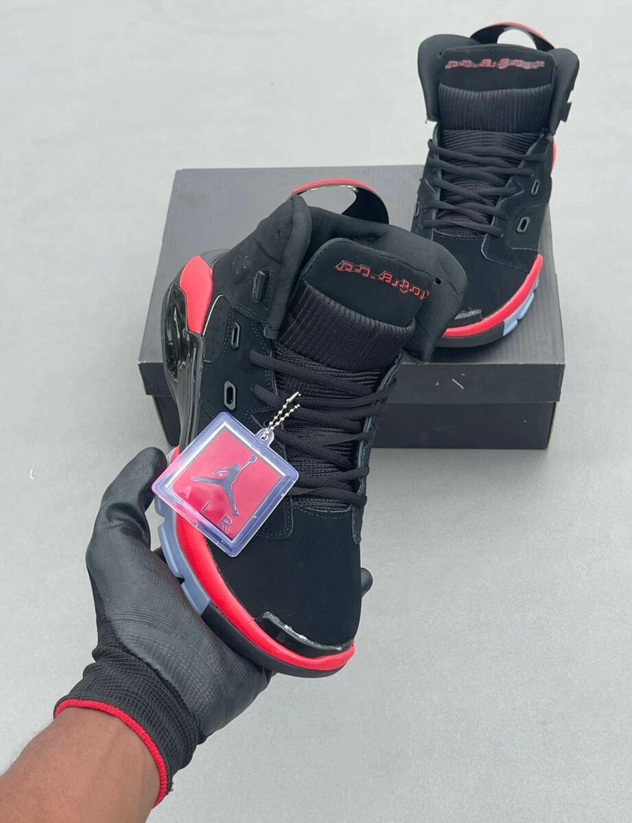 Baskets noires et rouges tendance