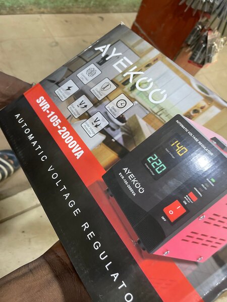 Régulateur de Tension Automatique 2000VA