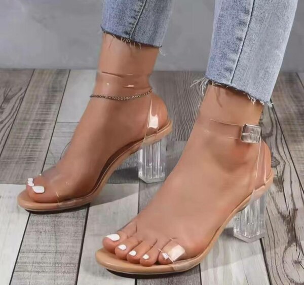 Sandales à talons transparents