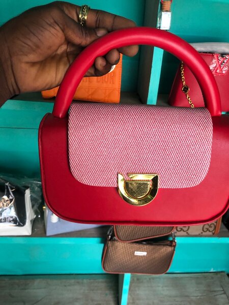 Sac à main rouge élégance