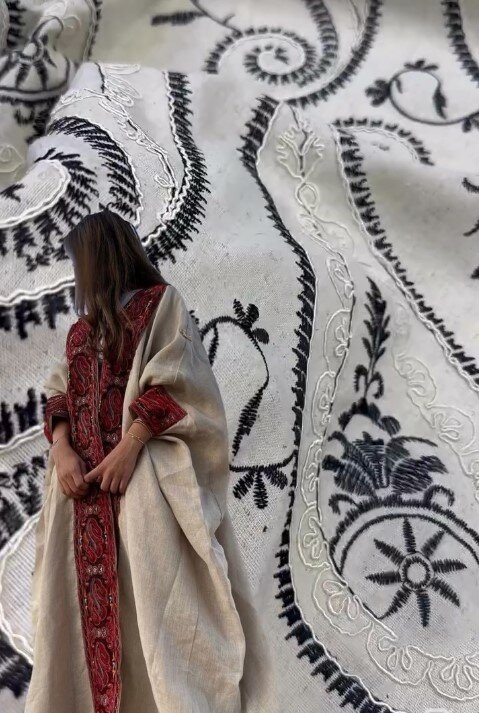 Красивая ткань с вышивкой