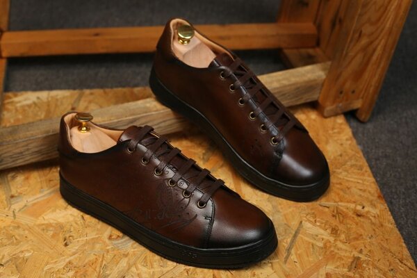 Chaussures en cuir marron élégant