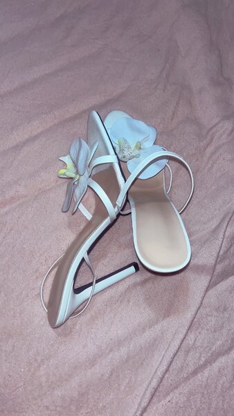 Sandales blanches à fleurs