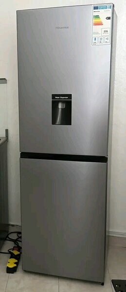 Réfrigérateur moderne en acier inoxydable