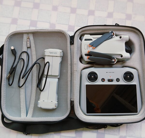 Drone DJI Mini 3 Pro avec télécommande et accessoires