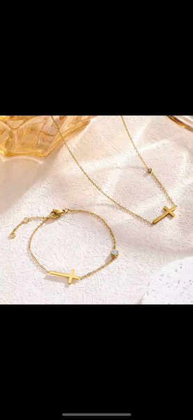 Collier en or avec croix