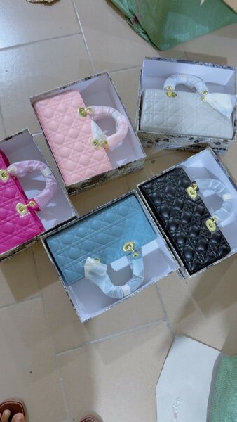 Dior. Disponible en plusieurs couleurs