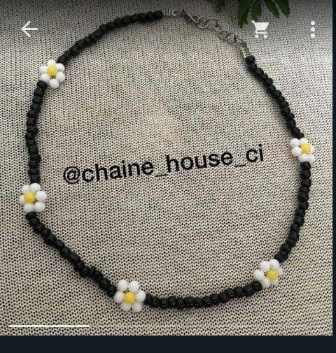 Collier de perles fleuri