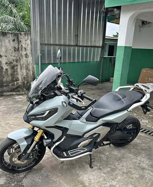 BMW X adv 750 gris
