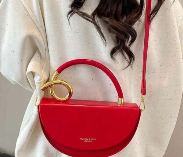 Sac à main demi-lune élégant