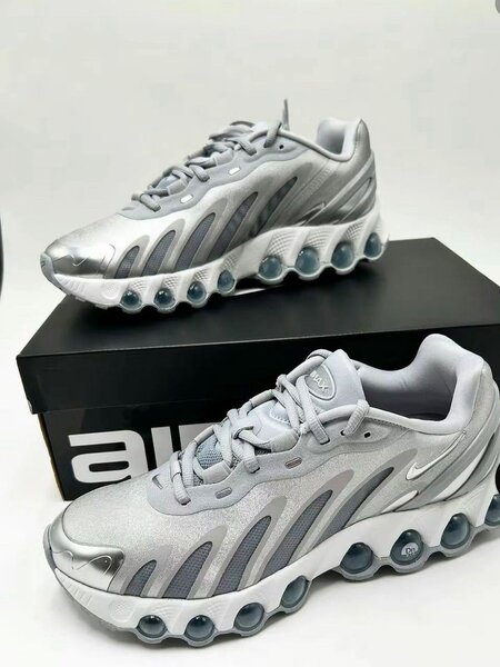 Baskets de sport modernes argentées