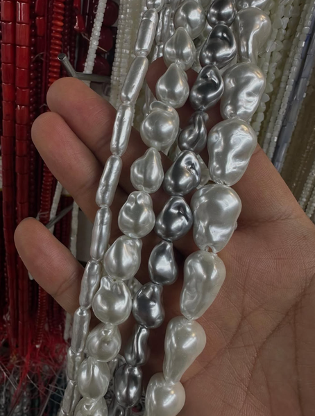 Зергер буюмдары үчүн табигый барокко Бермет мончоктору – ак, күмүш, тегиз эмес