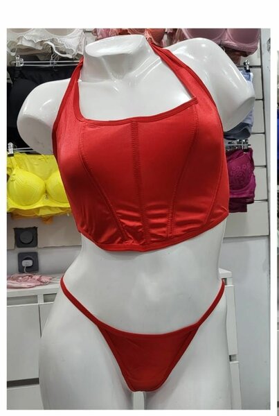 Bikini rouge élégant femme