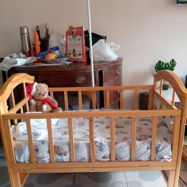 Lit bébé en bois classique