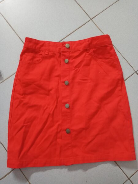 Jupe midi rouge à boutons