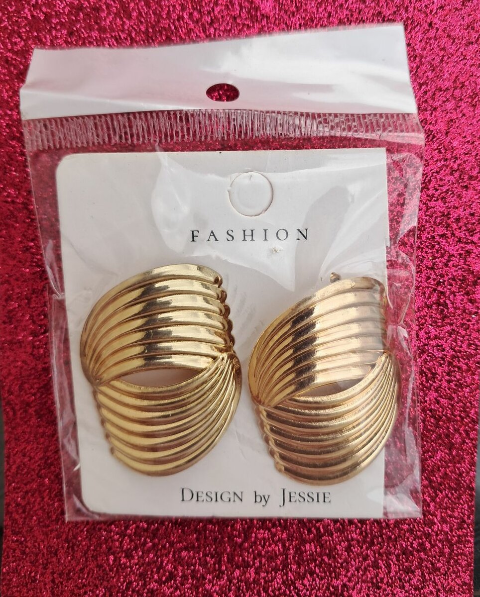 Boucles d'oreilles dorées élégantes