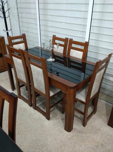 Table à manger plus 6 chaises