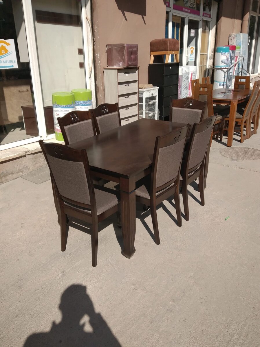 Table à manger plus 6 chaises