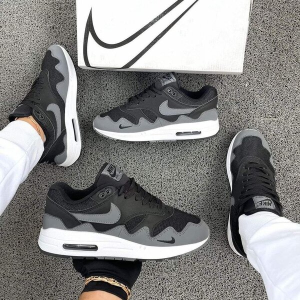 Paires de chaussures Nike