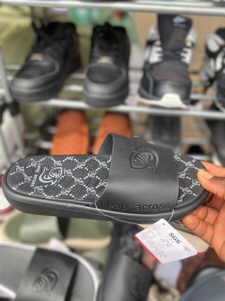 Claquettes confortables noires