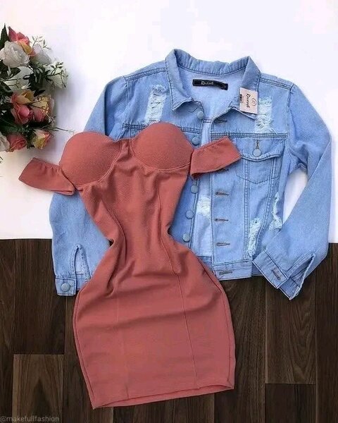 Robe moulante et veste en jean