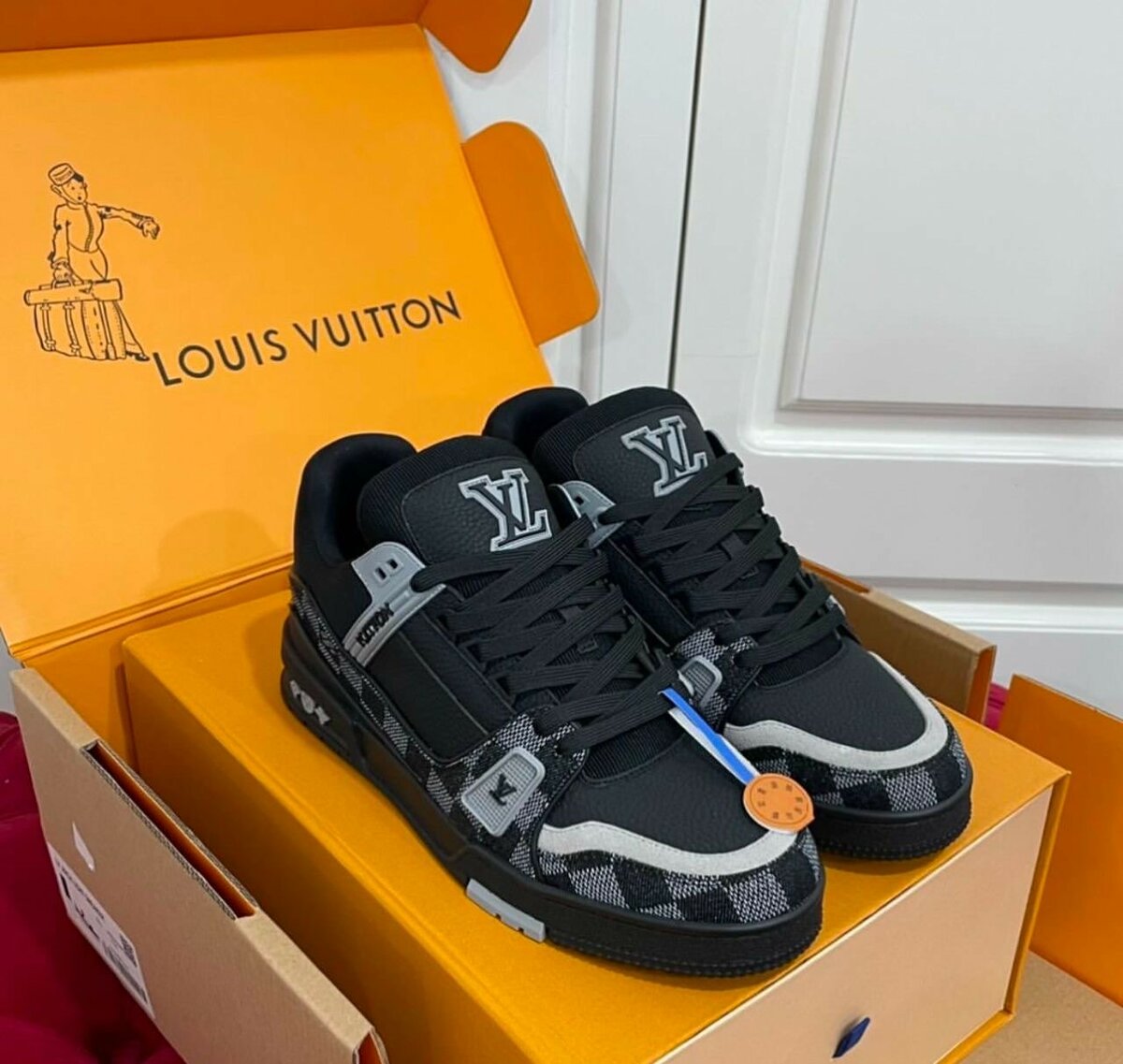 LOUIS VUITTON BLACK