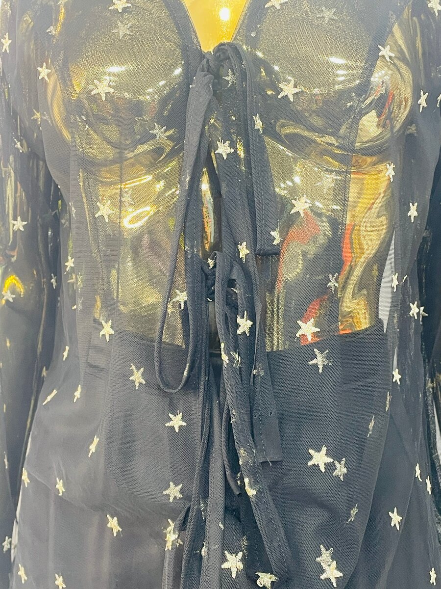 Robe noire transparente étoilée