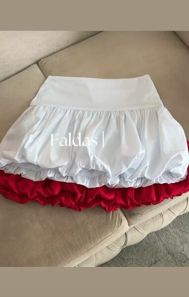 Jupe volumineuse rouge et blanche