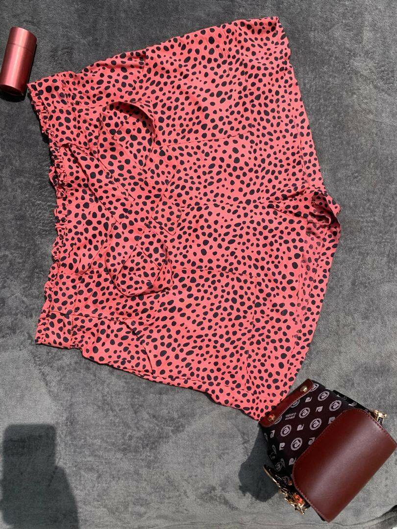 Short mi-longue rouge à pois