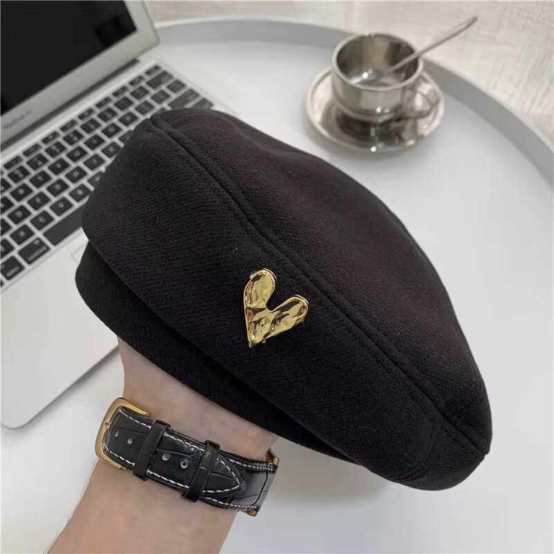Béret élégant avec broche dorée