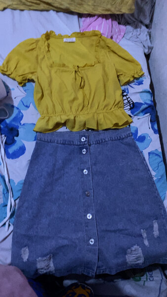 Haut jaune et jupe jean