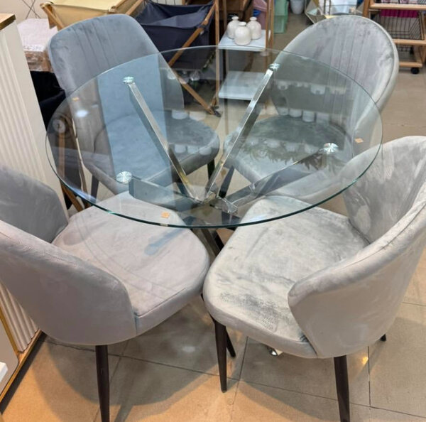 Table ronde en verre avec chaises élégantes