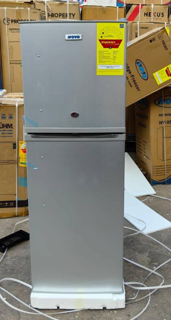 145L top freezer fridge Brand Novo Size looks same but diffe