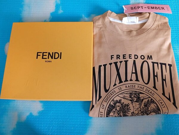 T-shirt Fendi beige avec impression 'Freedom MUXIAOFEI'