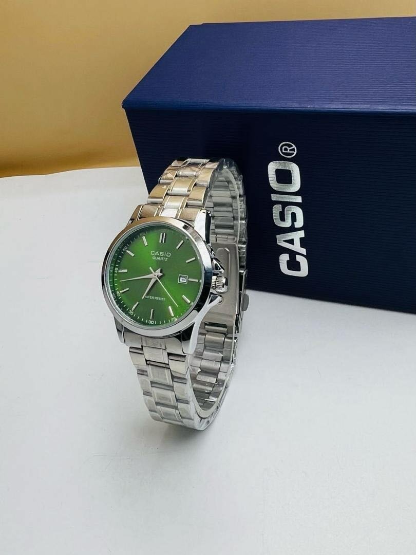 Montre élégante femme avec coffret disponible