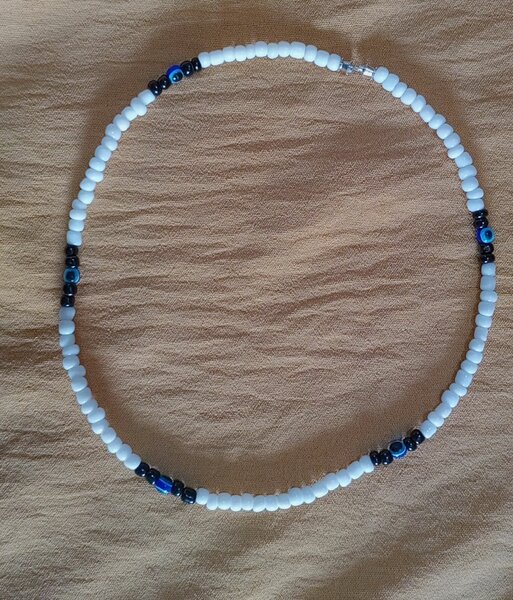 Collier perles blanc bleu
