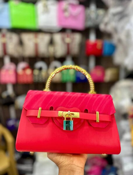 Sac élégant à poignée dorée