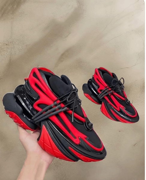Sneakers futuristes noirs et rouges