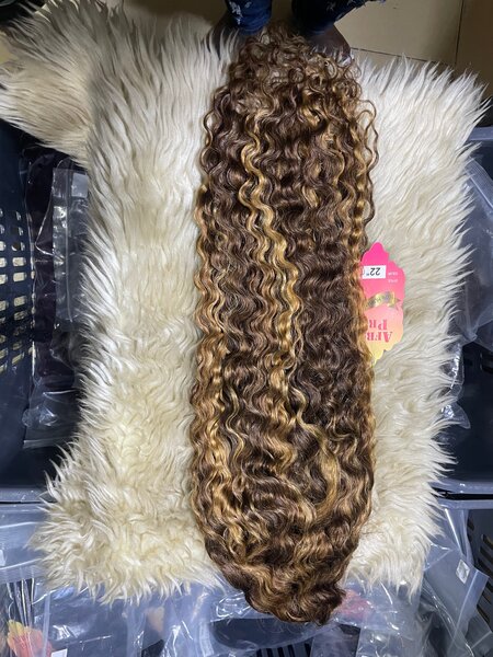 Perruque bouclée longue