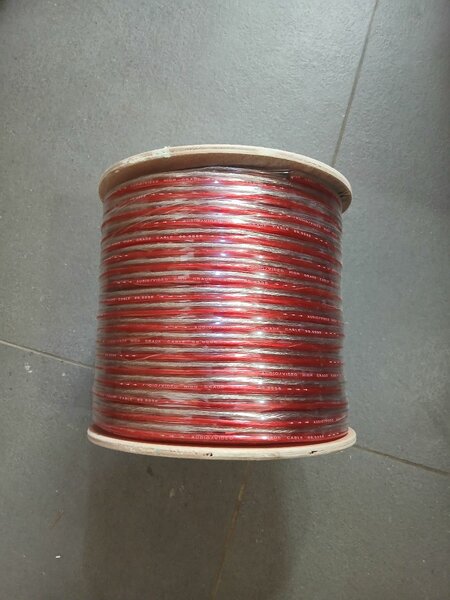 gros fil de haut-parleur