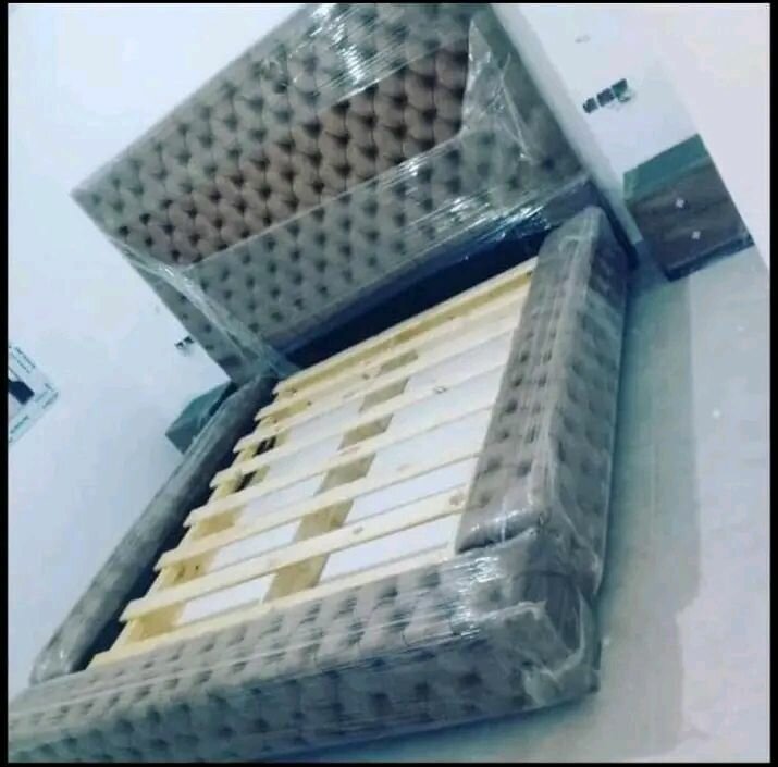 Lit King-size capitonné élégant